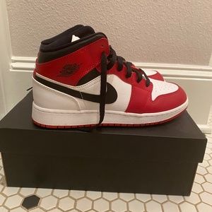 Jordan 1 Chicago Mid